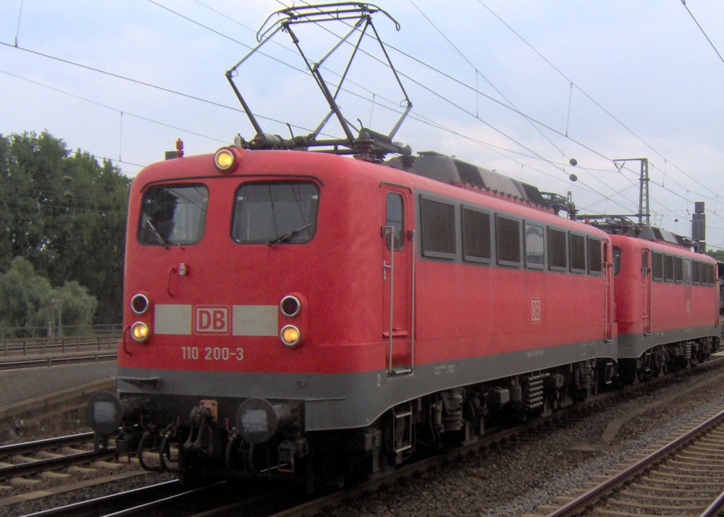 110 200-3 im Sommer 2010 in Kln Deutz.