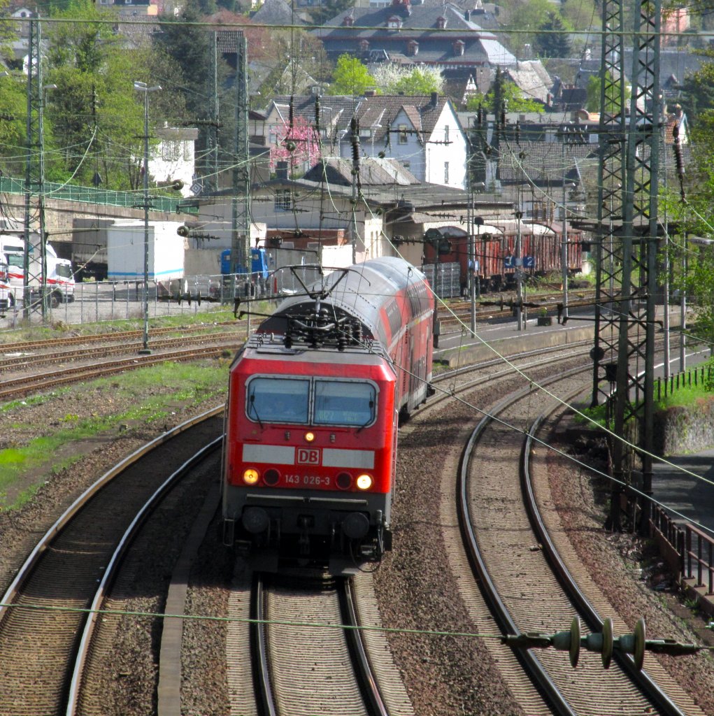 143 026-3 hat gerade mit dem RB27 den Bahnhof Linz verlassen und fhrt nun auf der rechten Rheinseite weiter bis nach Kln Hbf.