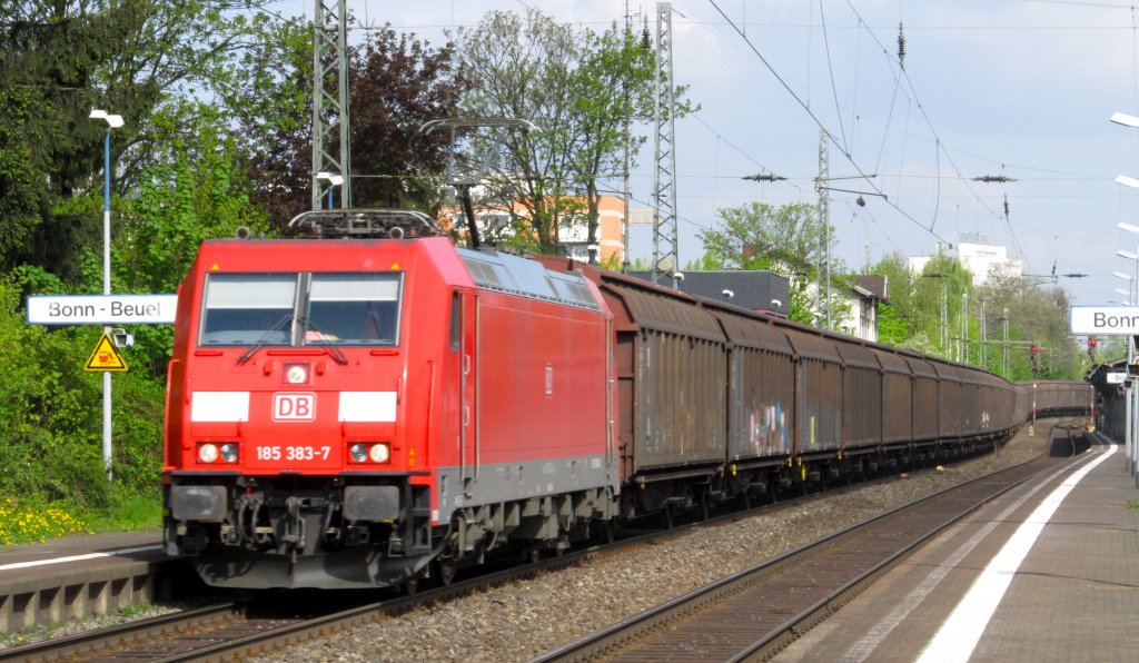 185 383-7  schlngelt  sich mit ihrem langem Gz durch den Bahnhof Bonn Beuel am 13.4.2011.