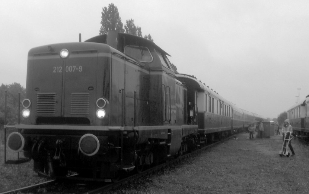 212 007-9 im Sommer 2010 bei strmenden Regen in Kln-Nippes mit dem legendren  Rheingold .