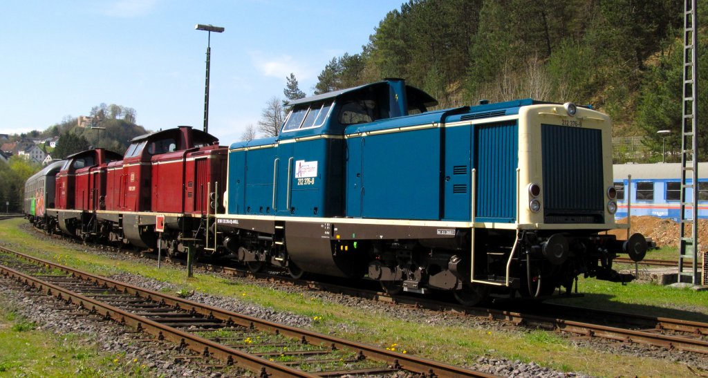 212 376-8 und zwei VEB Lokomotiven der Baureihe 212 bzw. V100 am 9.4.2011 im Bahnbetriebswerk Gerolstein in der Vulkaneifel.
