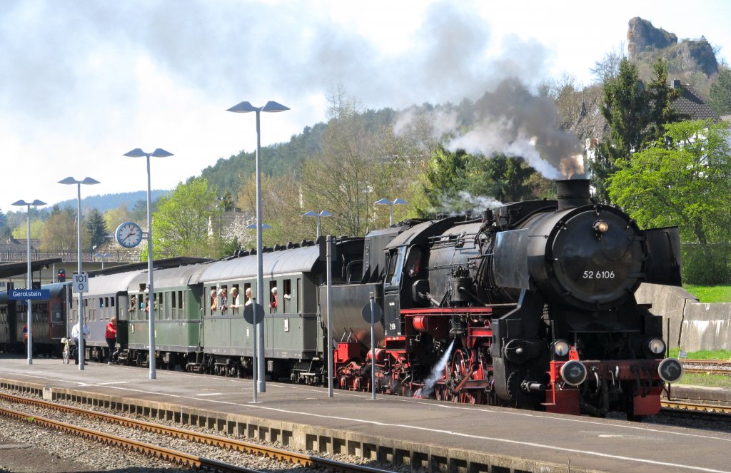52 6106 der VEB mit einem Sonderzug der Ulmer Eisenbahnfreunde am 9.4.2011 im Bahnhof Gerolstein.
