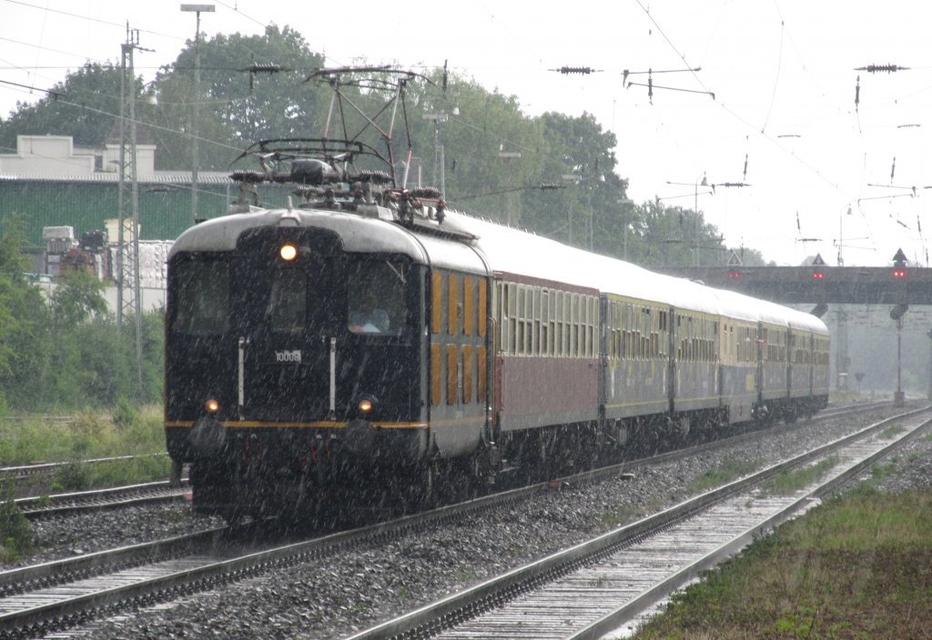Centralbahn Re4/4 10008 mit dem Eurostrand am 5.6.2011 durch Bonn-Beuel.