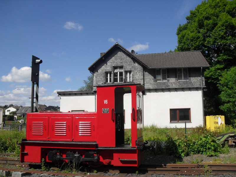Das Bahnhofsgebude,die V6 und ein original erhalten gebliebenes Signal der Brltalbahn in Asbach im Sommer 2010.