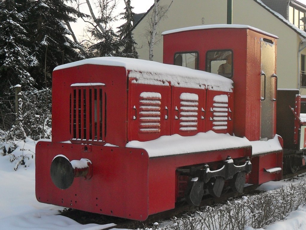 Denkmal der Brltalbahn in Hangelar im Winter 2010.Die Lokomotive ist kein originaler Bestandteil der einst ltesten Schmalspurbahn Deutschlands und soll nur noch an den damaligen Betrieb erinnern.