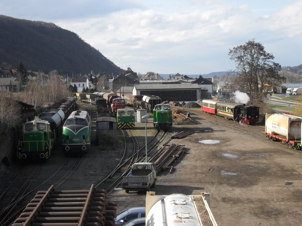 Der Brohler Umladebahnhof am 2.4.10.Die hier zu sehenden Lokomotiven von links nach rechts:360 573,220 053,D8,V60 d.Stadt Andernach,V65 Inge  und die UEF Dampflok 99 7203.