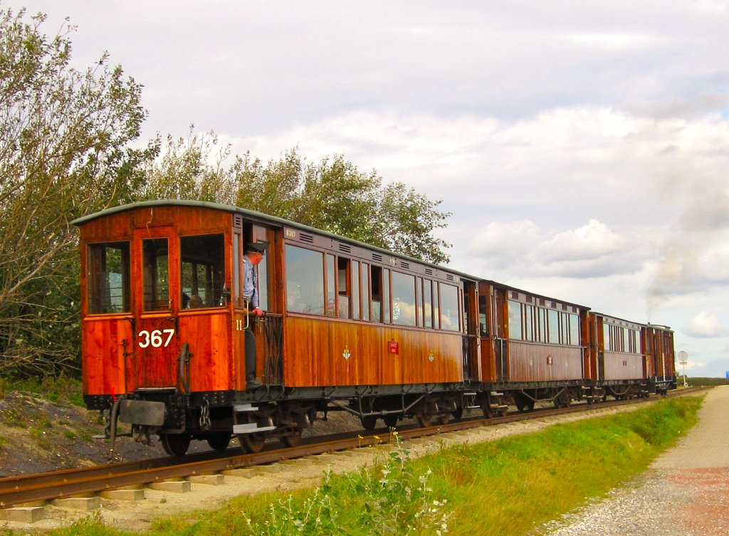 Der Personenzug,gezogen von M67,macht sich auf den Weg in Richtung Meer!Renesse im Herbst 2010.