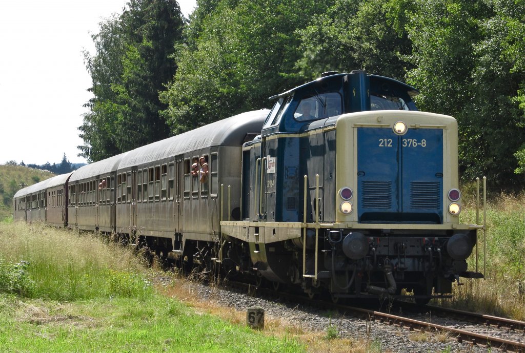 Die Aggerbahn 212 376-8 stellte den Ersatz fr 52 6106 dar. Das erste Personenzugpaar durfte noch die 52 bespannen. Wegen eines (vermutlichen) Schadens, kam dann diese Fuhre mit dem zweiten Personenzugpaar und einer halben Stunde Versptung durch Darscheid. Eifelquerbahn am 17.8.2011.