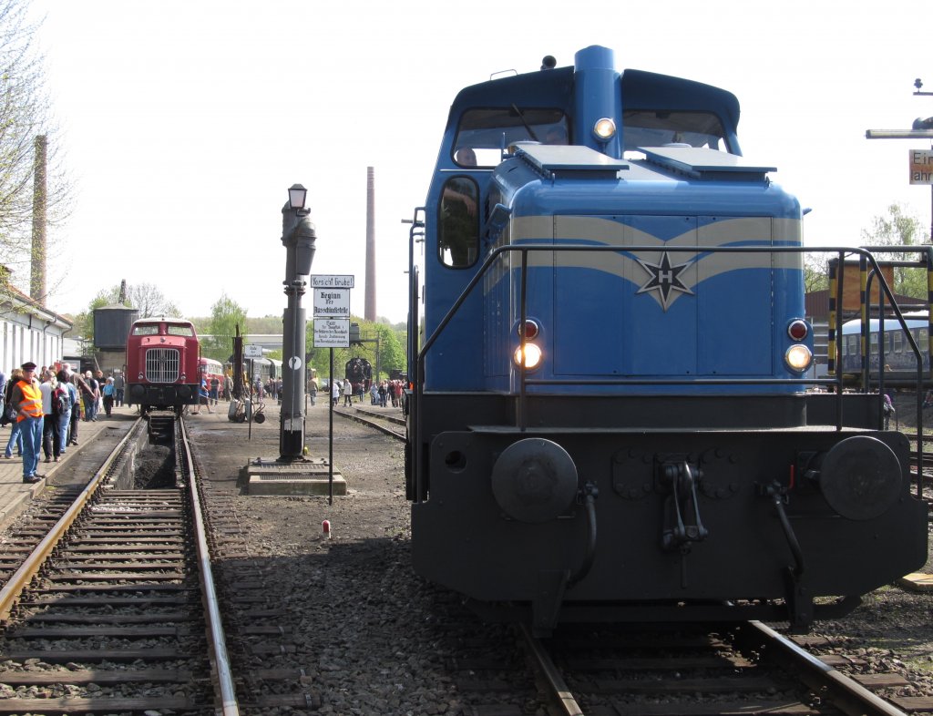 Die beiden Henschel Diesellokomotiven der Hespertalbahn am 17.4.2011 im Eisenbahnmuseum Bochum Dahlhausen.