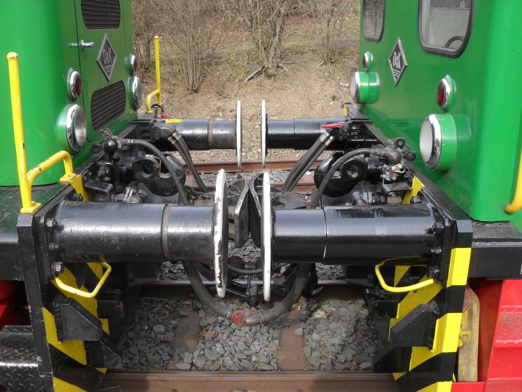 Die  Drei-Puffer-Kombination  bei den Diesellokomotiven D1 und D2 der Brohltalbahn.