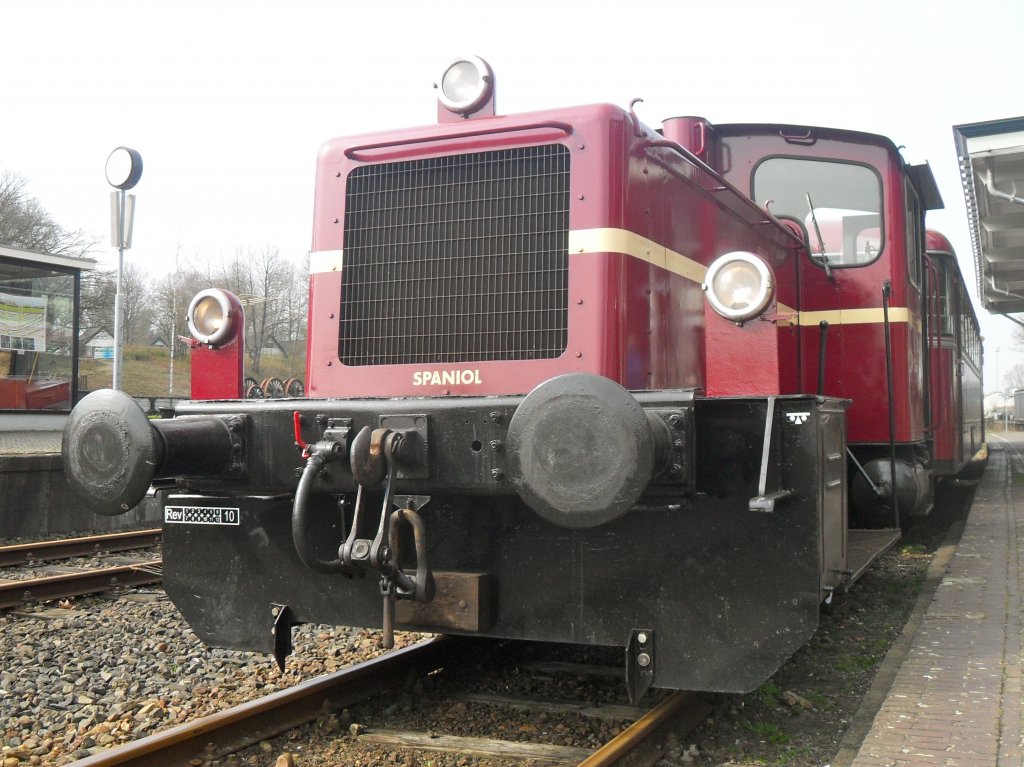 Die ehem. DB Kf III Kleinlok bei der ZLSM als Kf  Spaniol .Hier am 27.3.11 mit einer merkwrdigen Zugzusammenstellung,sprich zwei VT798 Beiwagen,im Bahnhof Simpelveld(NL).
