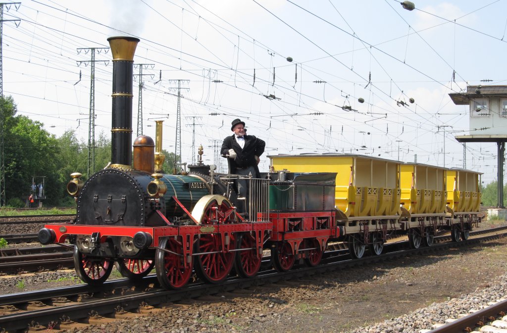 Die erste Deutsche Dampflokomotive  Adler  bzw. der zweite Nachbau des Zuges am 21.5.2011 auf der lokparade im DB Museum Koblenz.