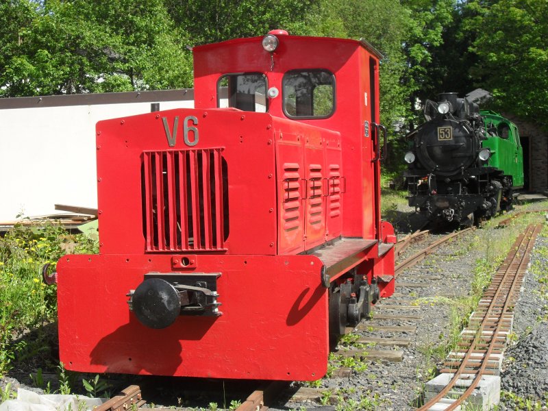 Die V6 und die alte Lok 53 der Brltalbahn im Sommer 2010 in Asbach.
