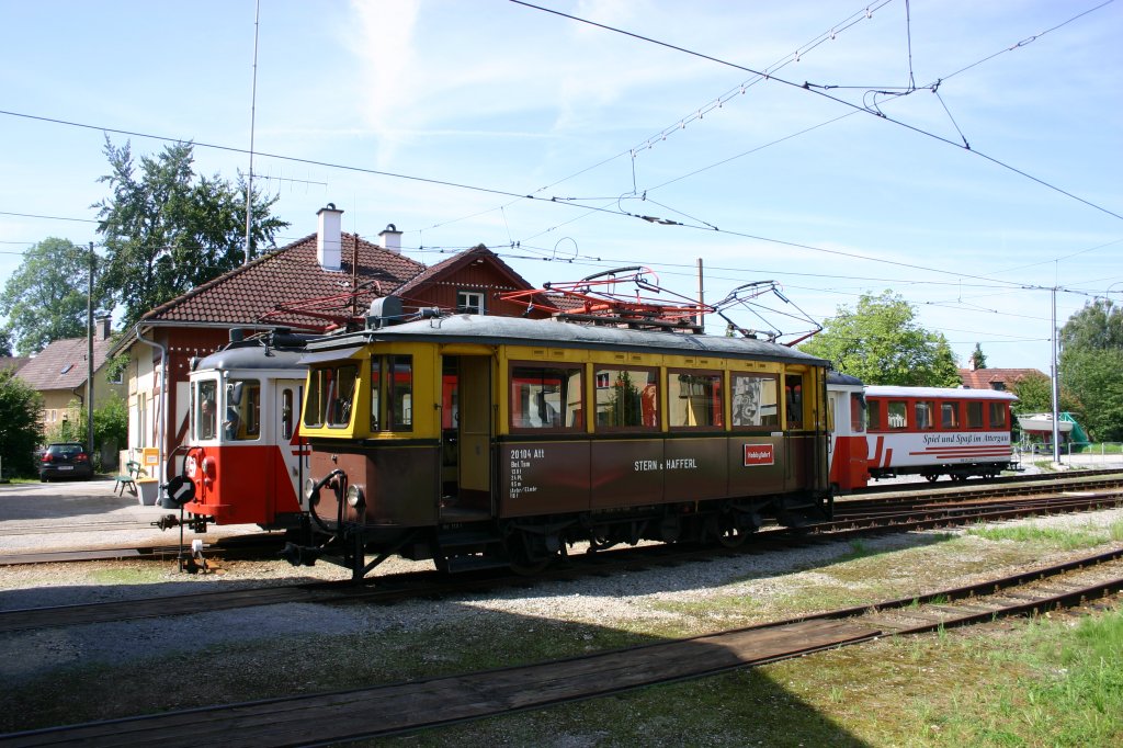 Ein Triebwagen der RBAS am 29.07.09. im Bahnhof Attersee.
