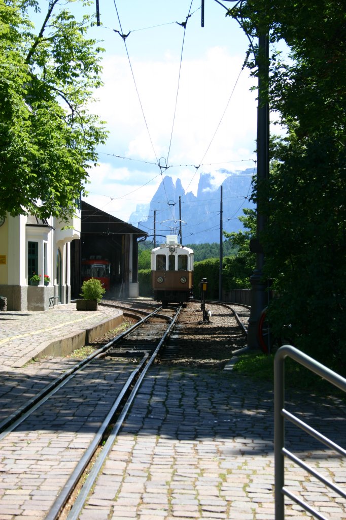 Ein Triebwagen der Rittnerbahn nhert sich dem Bahnhof am 28.06.07.