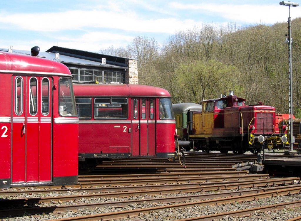 Eisenbahnromantik pur im Bahnbetriebswerk Gerolstein. Zu sehen sind ein VT795 ein VT798 und die V60 1184.
