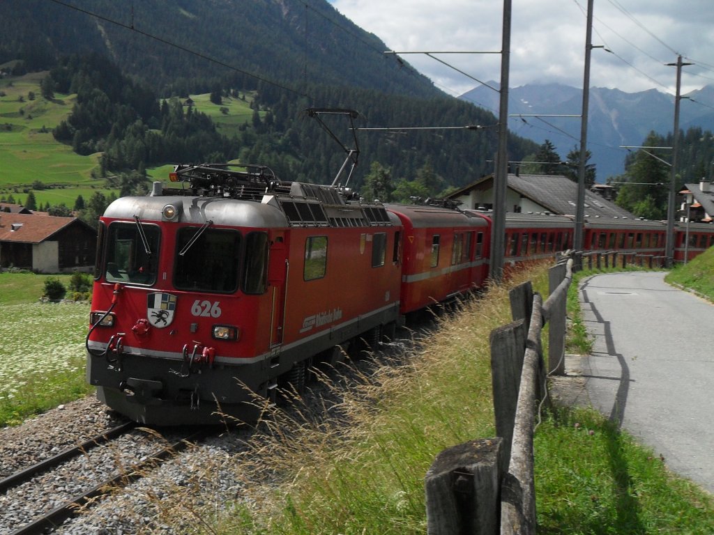 Ge 4/4 II 626 am 18.07.10. mit RE nach Preda am Haken kurz nach dem Bahnhof von Bergn.