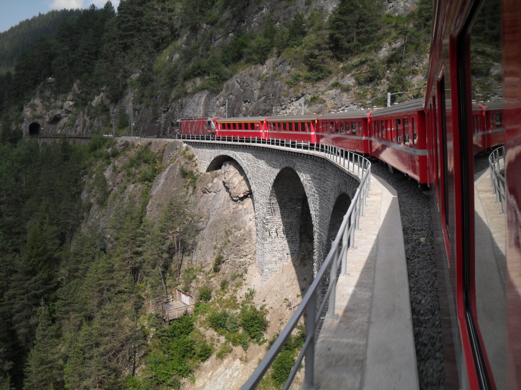 Ge 4/4 III 642 zog am 22.07.10. einen RE nach Chur. Hier die Aussicht aus dem Letzen Wagen des Zuges auf dem berhmten Landwasserviadukt.
