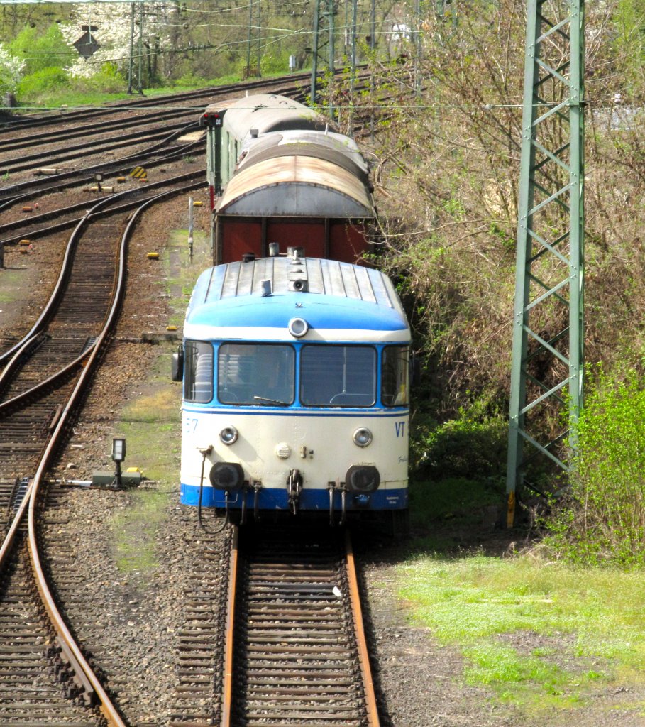 Hochwaldbahn VT57 am 10.4.2011 im Bahnhof Linz(Rheinl.).
