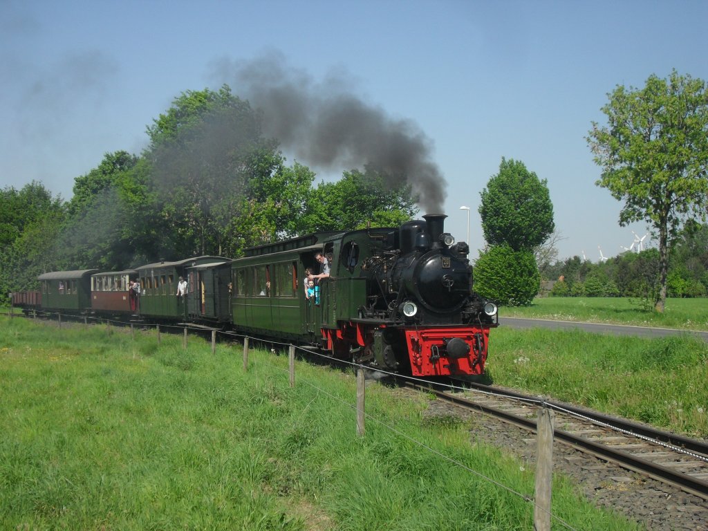 Lok 20 verlsst mit einem Personenzug den Bahnhof Schierwaldenrath.
