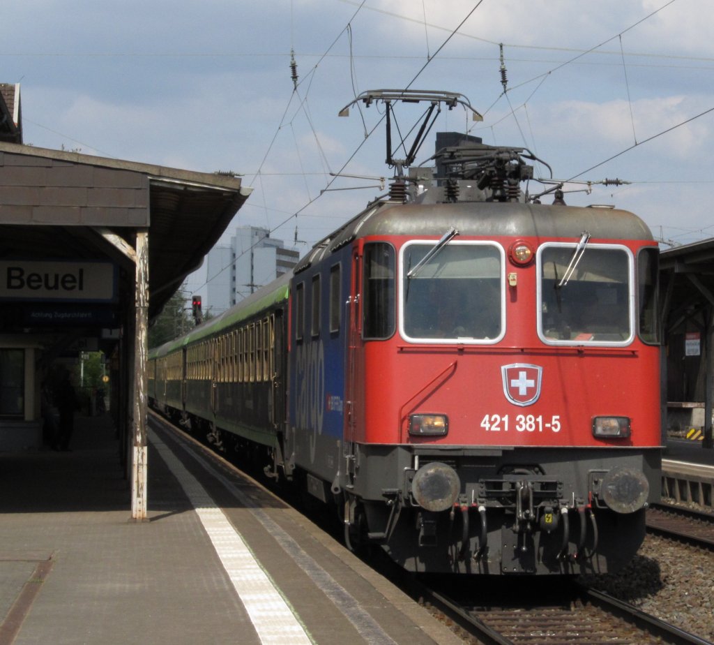 RE 421 381-5 konnte man am 15.4.2011 vor dem  Hetzerater  wie hier in Bonn-Beuel bewundern.
