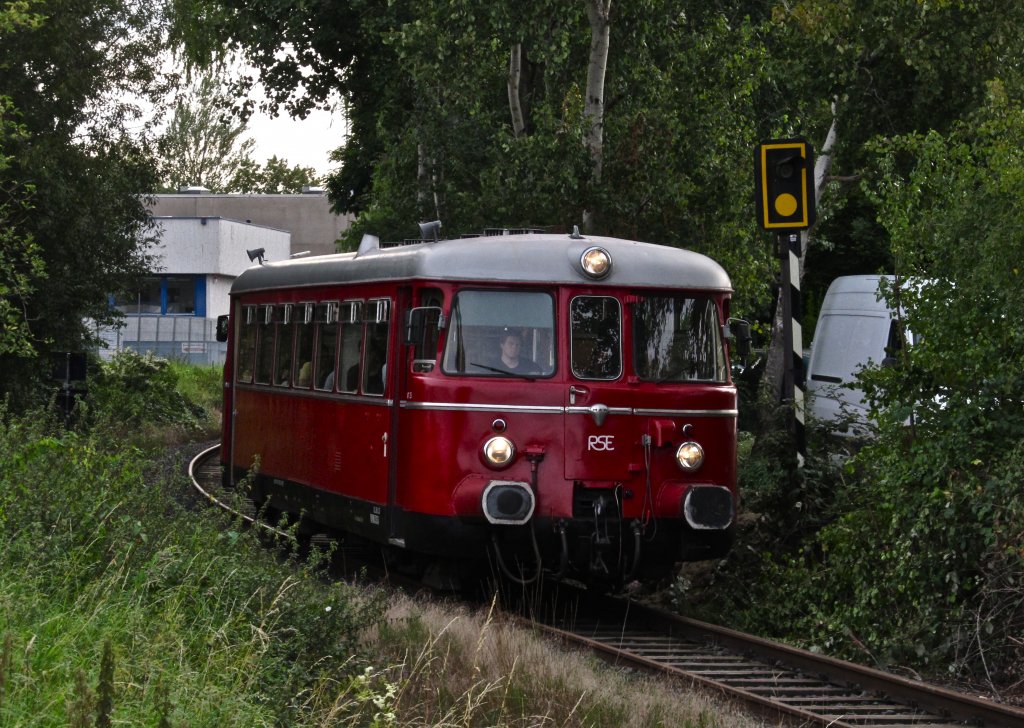 RSE-Express: Rhein-Sieg-Eisenbahn MAN Vt25 am 10.9.2011 bei Beuel/Ptzchen im  Industriewald !