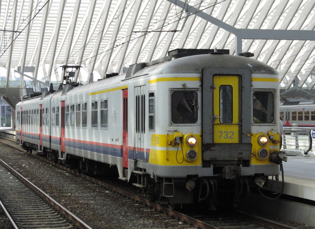 SNCB Triebzug AM 732 am 26.4.2011 in Lttich (B).
