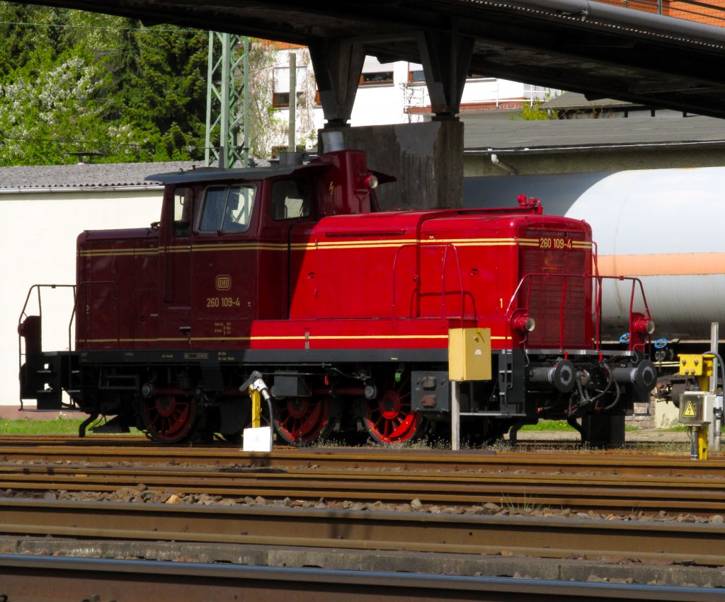 V60 109-4 am 10.4.2011 im Bahnhof Linz(Rheinl.).
