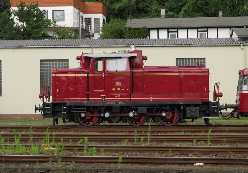 V60 109-4 am 23.6.2011 bei Linz( Rhein ). Kasbachtalbahn.