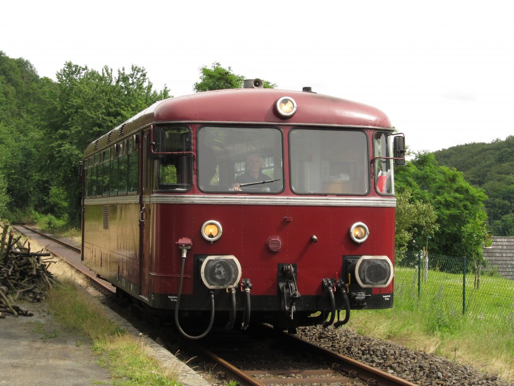 VT798 760 am 23.6.2011 bei Kasbach. Kasbachtalbahn.
