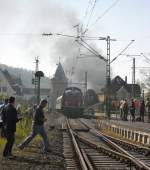 Chaos im Bahnhof Linz (Rheinl.). 44 2546-8 hat gerade mit ihrem langem Sonderzug den Bahnhof verlassen und macht mchtig dampf! Als Schubhilfe wurde eine DB V100 angekoppelt.