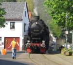 52 6106 mit dem Ostersonderzug am 24.4.2011 bei Durchquerung des Dorfplatzes von Olef. Auf der Oleftalbahn zwischen Kall und Hellenthal ist dies einmalig in ganz Deutschland!
