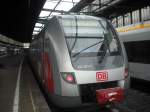 br422/157556/422-061-steht-am-28082011-im 422 061 steht am 28.08.2011 im Bahnhof Duisburg HBF als S1