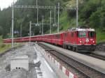 Ge 4/4 II 613 am 23.07.10. mit RE nach St. Moritz am Haken im Bahnhof von Bergn.