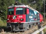 Ge 4/4 II 619 am 21.07.10. mit RE nach St. Moritz am Haken kurz nach dem Bahnhof von Bergn. Die Lok macht Werbung fr das diesjhrige 100-Jhrige Jubilum der Berninabahn.