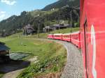 Ge 4/4 II 613 zog am 20.07.10. den RE von St. Moritz nach Chur. Hier befindet sie sich kurz vor dem Bahnhof von Bergn.